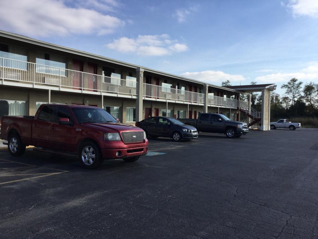 Big Spring Inn Мэдисонвилл Экстерьер фото