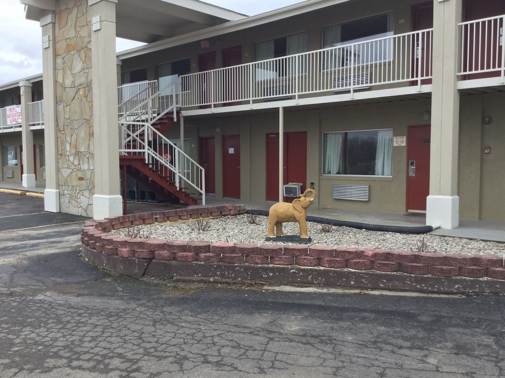 Big Spring Inn Мэдисонвилл Экстерьер фото