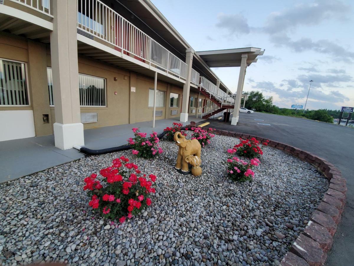 Big Spring Inn Мэдисонвилл Экстерьер фото